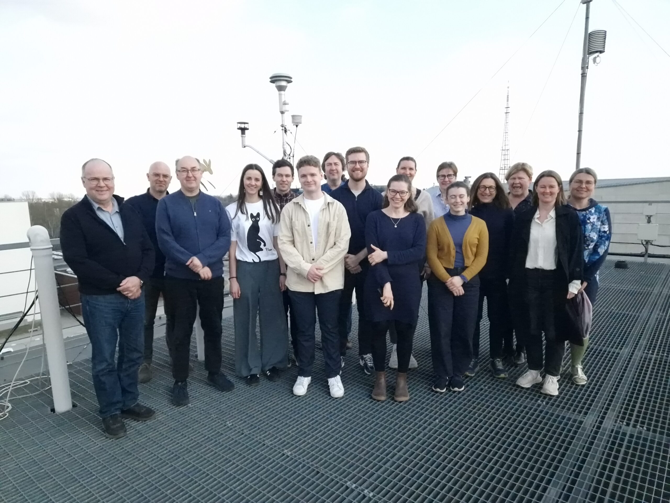 Tartu Ülikooli kliimauuringute keskuse meeskond katusel meteoroloogia mõõteseadmete juures.